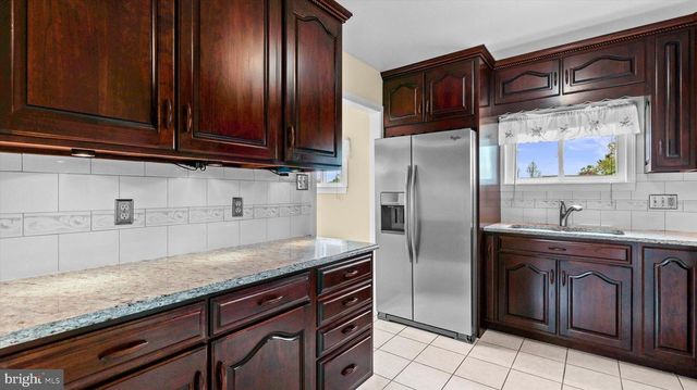 20 KENSINGTON DR, Camp Hill, PA 17011