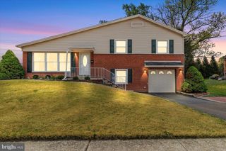 20 KENSINGTON DR, Camp Hill, PA 17011