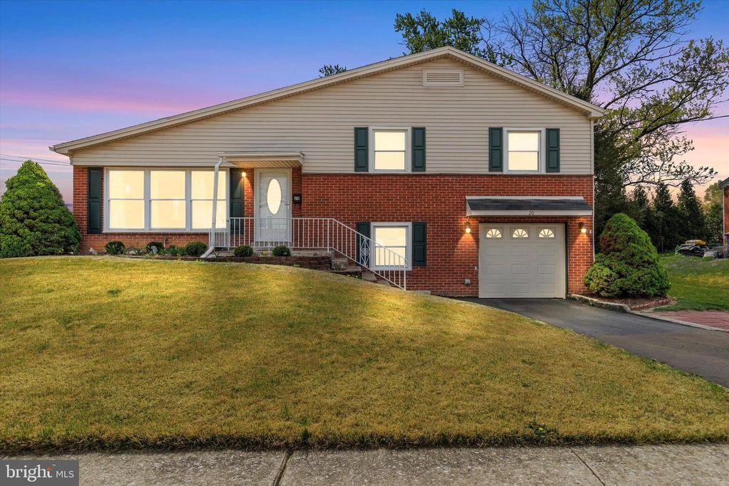 20 KENSINGTON DR, Camp Hill, PA 17011