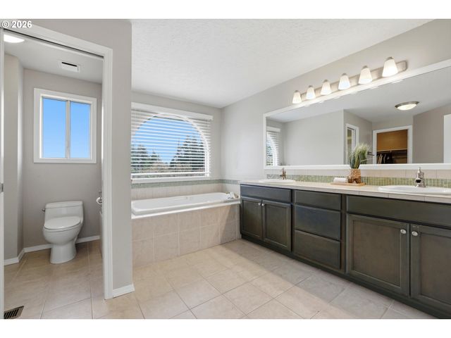 20520 MARTIN Ct, West Linn, OR 97068