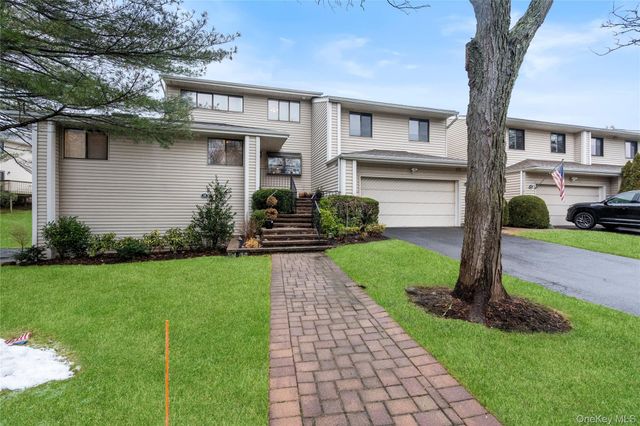 39 Chestnut Lane, Woodbury, NY 11797