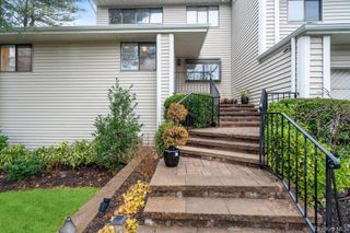 39 Chestnut Lane, Woodbury, NY 11797