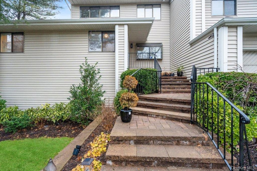 39 Chestnut Lane, Woodbury, NY 11797