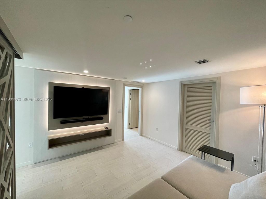 Image 11 of property listing at 1000 Brickell Plaza 4410, Miami, FL 33131