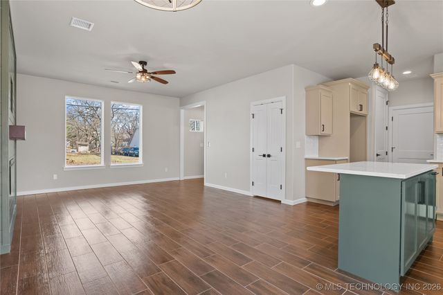 604 S Division Street, Coweta, OK 74429