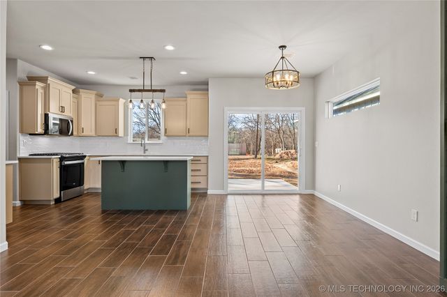 604 S Division Street, Coweta, OK 74429