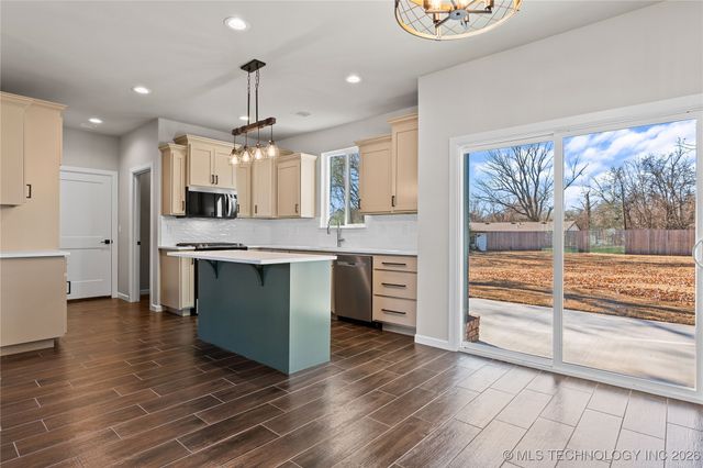 604 S Division Street, Coweta, OK 74429