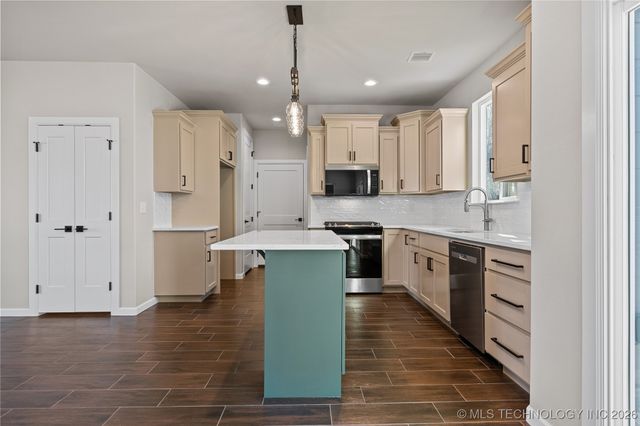 604 S Division Street, Coweta, OK 74429