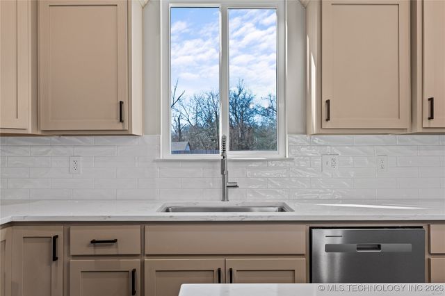 604 S Division Street, Coweta, OK 74429