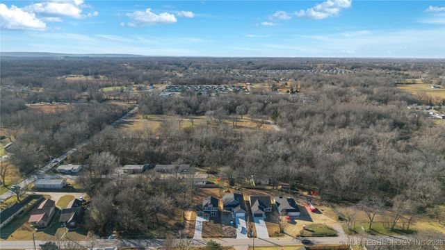 604 S Division Street, Coweta, OK 74429