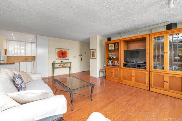 166-10 Powells Cove Boulevard 5D, Beechhurst, NY 11357