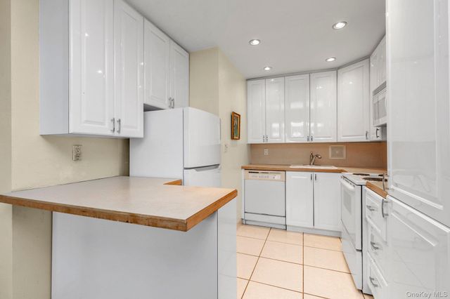 166-10 Powells Cove Boulevard 5D, Beechhurst, NY 11357