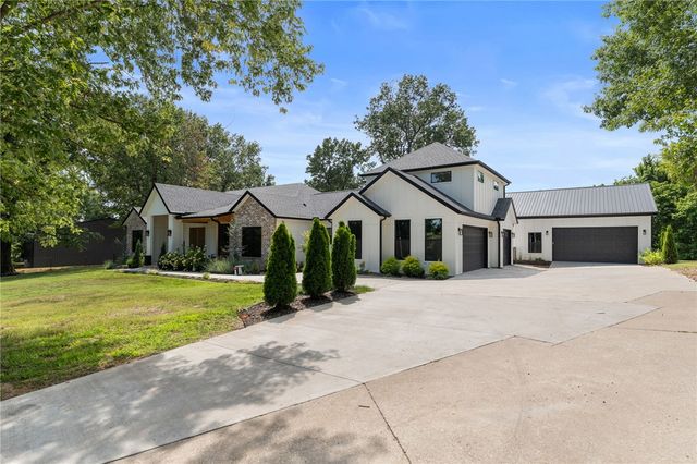 3335 Barrington Road, Tontitown, AR 72704