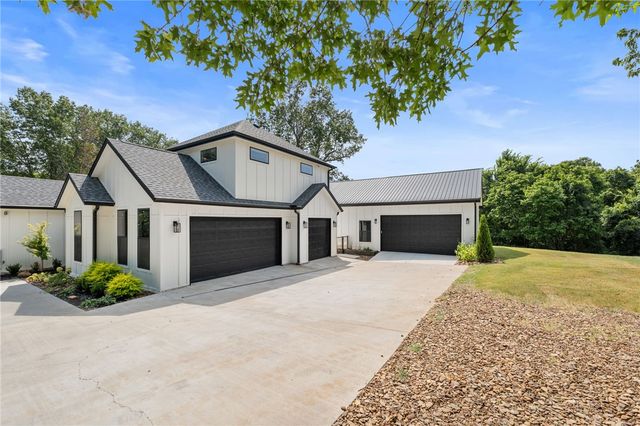 3335 Barrington Road, Tontitown, AR 72704