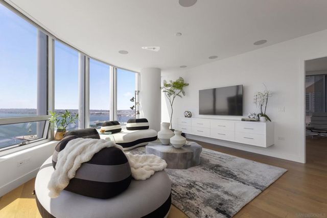 888 W E St 2602, San Diego, CA 92101