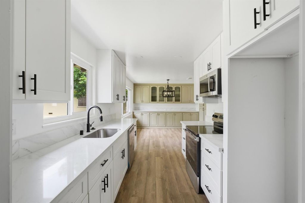 Image 4 of property listing at 1843 W Cortland Avenue, Fresno, CA 93705