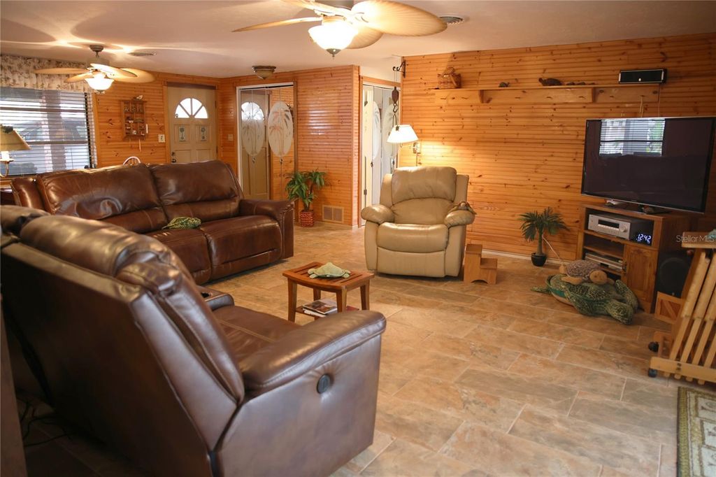 Image 16 of property listing at 5353 SHADOW LAWN DRIVE, Sarasota, FL 34242