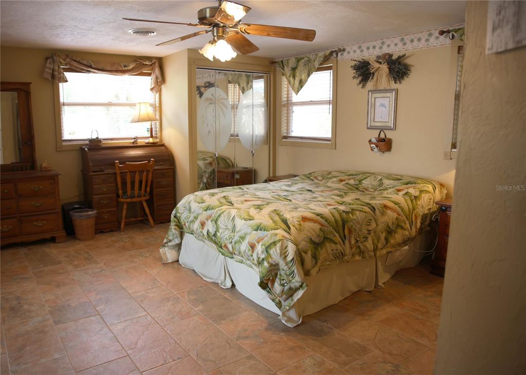 Image 18 of property listing at 5353 SHADOW LAWN DRIVE, Sarasota, FL 34242