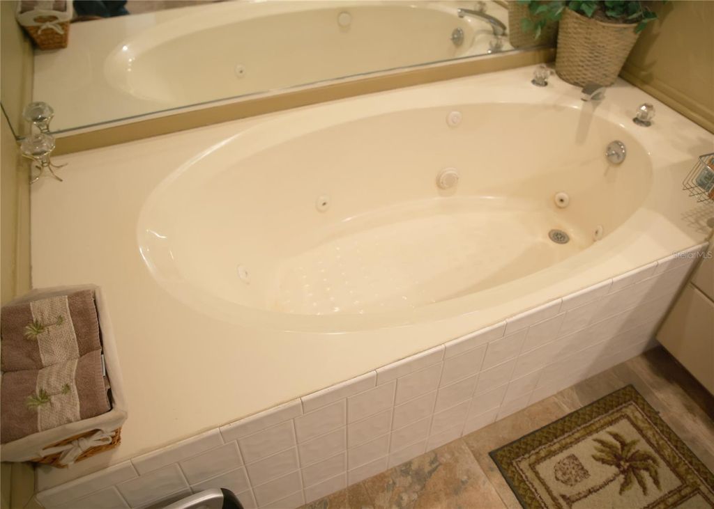 Image 20 of property listing at 5353 SHADOW LAWN DRIVE, Sarasota, FL 34242