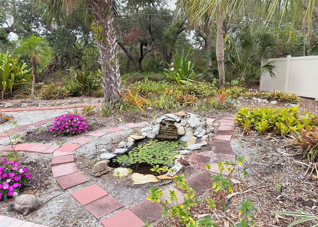 Image 4 of property listing at 5353 SHADOW LAWN DRIVE, Sarasota, FL 34242