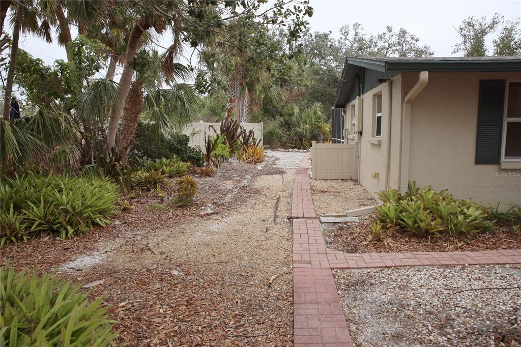 Image 31 of property listing at 5353 SHADOW LAWN DRIVE, Sarasota, FL 34242