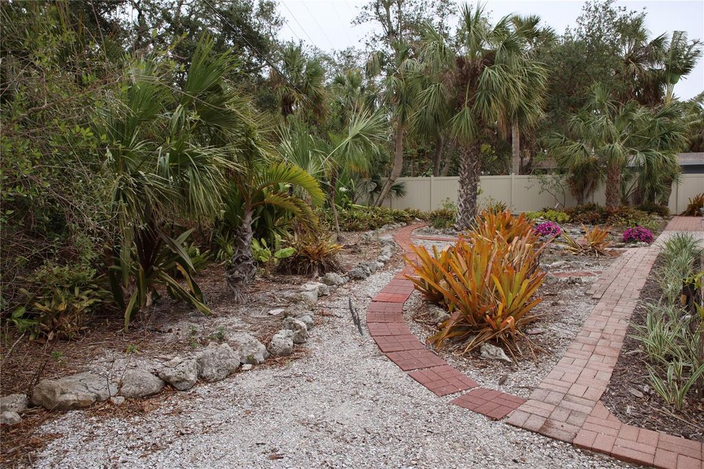 Image 32 of property listing at 5353 SHADOW LAWN DRIVE, Sarasota, FL 34242