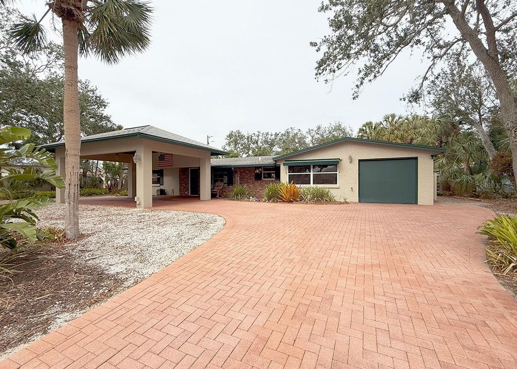 Image 5 of property listing at 5353 SHADOW LAWN DRIVE, Sarasota, FL 34242