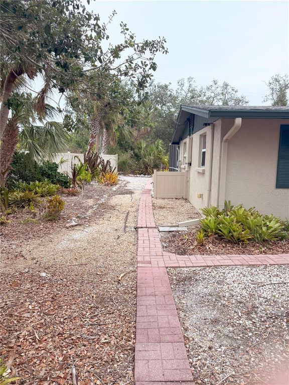 Image 44 of property listing at 5353 SHADOW LAWN DRIVE, Sarasota, FL 34242