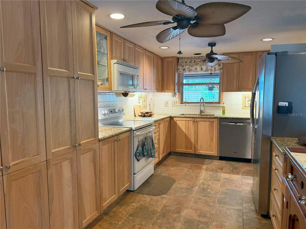 Image 7 of property listing at 5353 SHADOW LAWN DRIVE, Sarasota, FL 34242