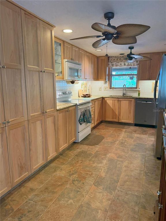 Image 9 of property listing at 5353 SHADOW LAWN DRIVE, Sarasota, FL 34242