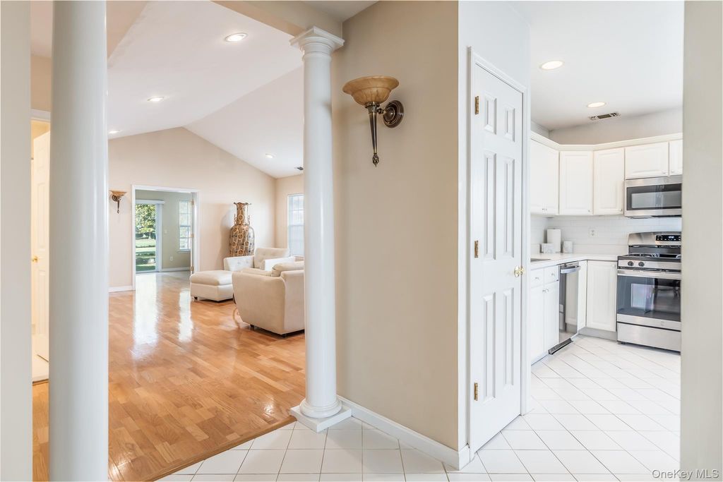 29 Madison Circle, Middle Island, NY 11953 — photo 4