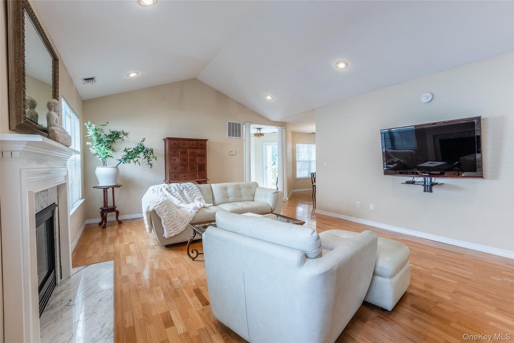 29 Madison Circle, Middle Island, NY 11953 — photo 5