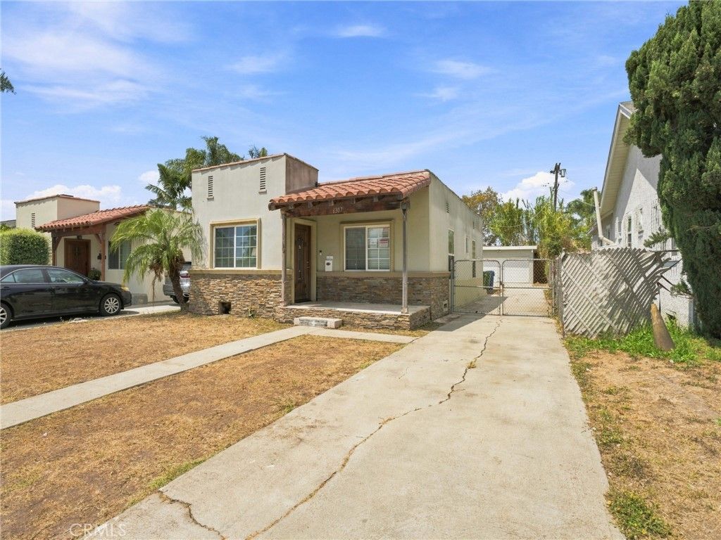 Image 2 of property listing at 6307 S Harcourt Avenue, Los Angeles, CA 90043