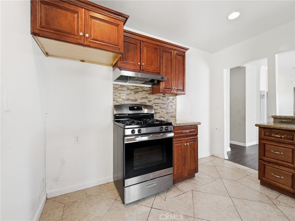 Image 21 of property listing at 6307 S Harcourt Avenue, Los Angeles, CA 90043