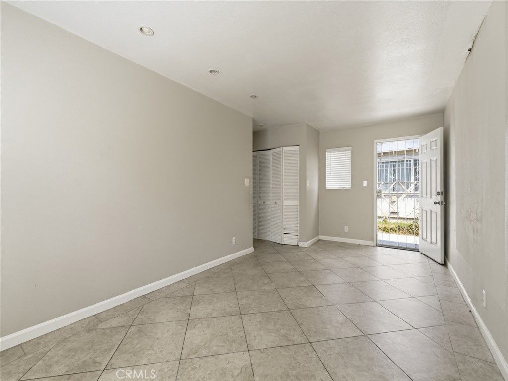 Image 23 of property listing at 6307 S Harcourt Avenue, Los Angeles, CA 90043