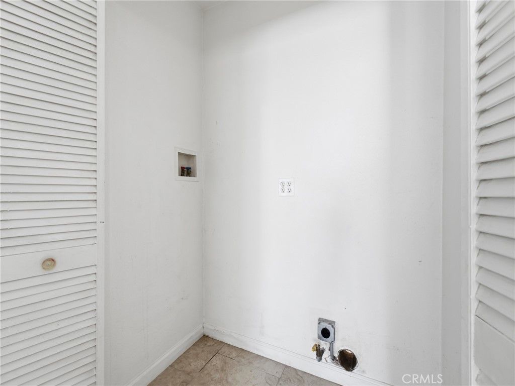 Image 25 of property listing at 6307 S Harcourt Avenue, Los Angeles, CA 90043