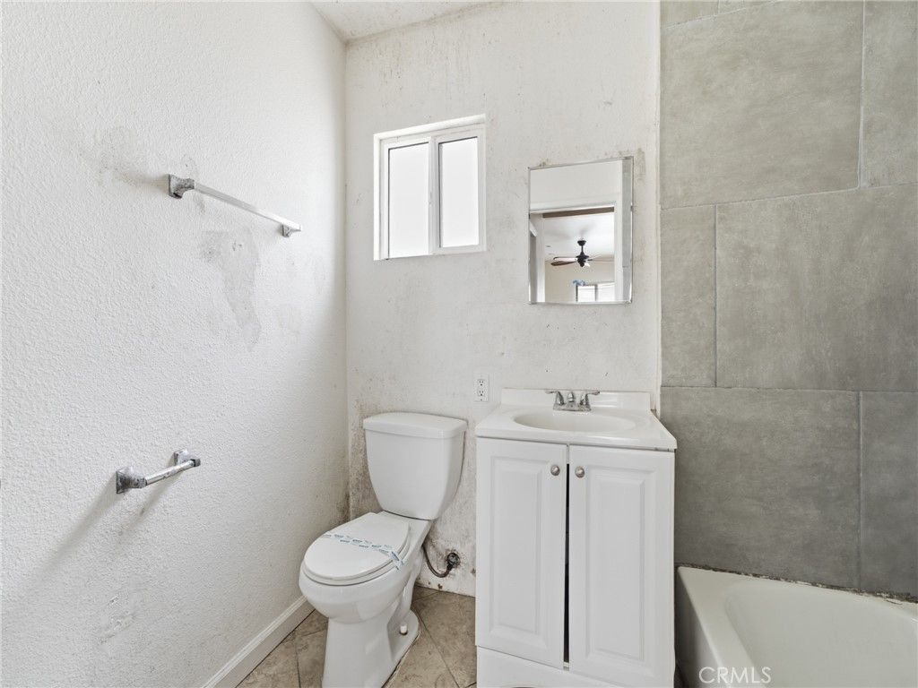 Image 31 of property listing at 6307 S Harcourt Avenue, Los Angeles, CA 90043