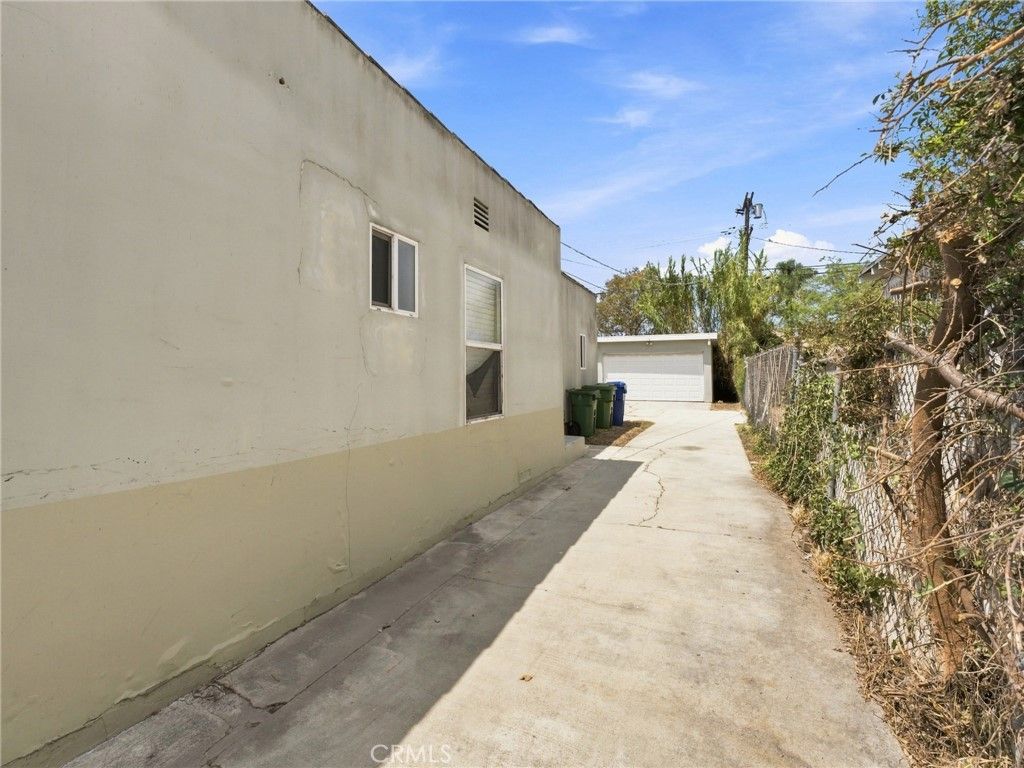 Image 6 of property listing at 6307 S Harcourt Avenue, Los Angeles, CA 90043