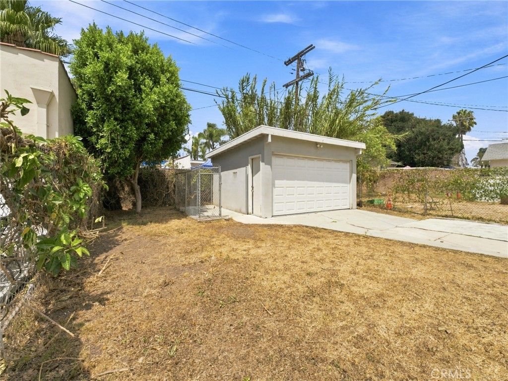 Image 9 of property listing at 6307 S Harcourt Avenue, Los Angeles, CA 90043