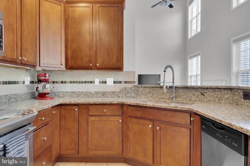 Image 8 of property listing at 6408 HEDGEWICK CT, La Plata, MD 20646