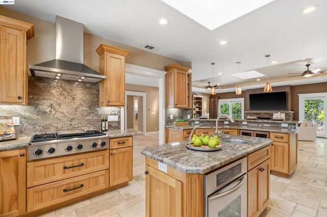 4071 Walnut Dr, Pleasanton, CA 94566