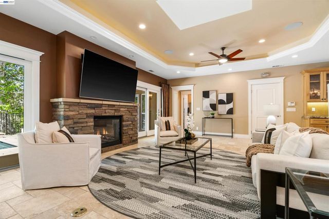 4071 Walnut Dr, Pleasanton, CA 94566