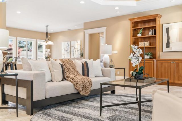 4071 Walnut Dr, Pleasanton, CA 94566