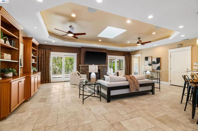 4071 Walnut Dr, Pleasanton, CA 94566