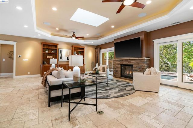 4071 Walnut Dr, Pleasanton, CA 94566