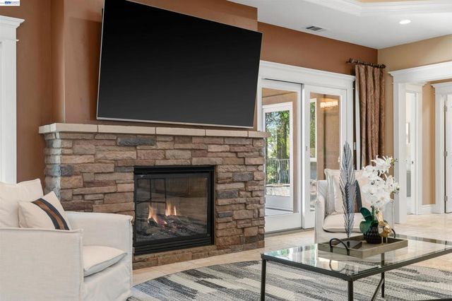 4071 Walnut Dr, Pleasanton, CA 94566