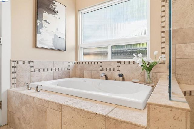 4071 Walnut Dr, Pleasanton, CA 94566