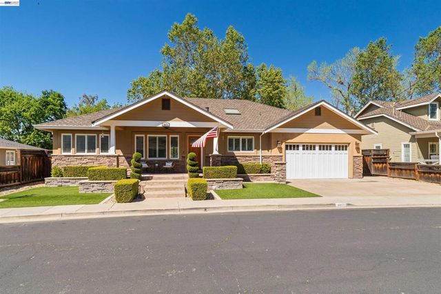 4071 Walnut Dr, Pleasanton, CA 94566