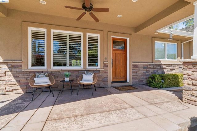 4071 Walnut Dr, Pleasanton, CA 94566