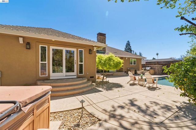 4071 Walnut Dr, Pleasanton, CA 94566